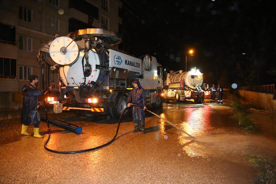 ORDU BÜYÜKŞEHİR BELEDİYESİ’NDEN YAĞMUR MESAİSİ